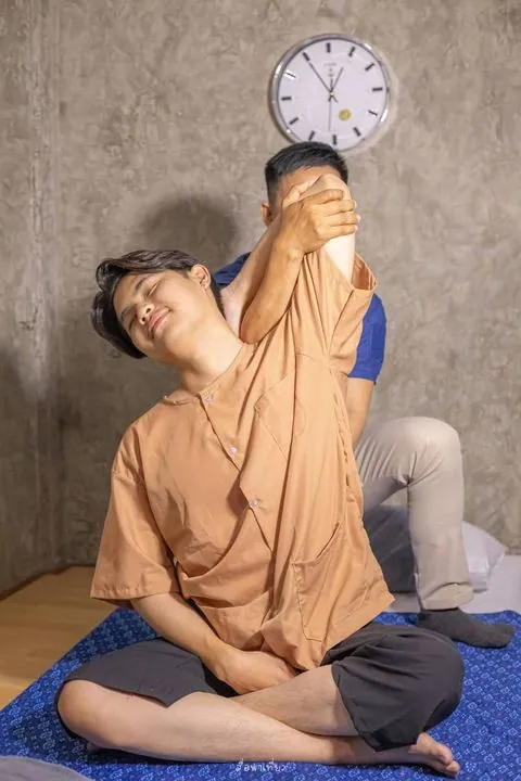 นวดไทยท่ายืดแขนและไหล่ ช่วยคลายกล้ามเนื้อที่ตึงล้า ที่บ้านบางกรวยนวดเพื่อสุขภาพ
